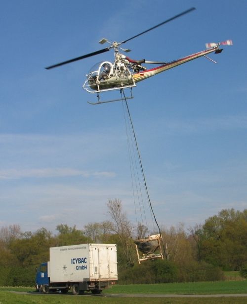 Hubschrauber und IcyBac-LKW beim Einsatz