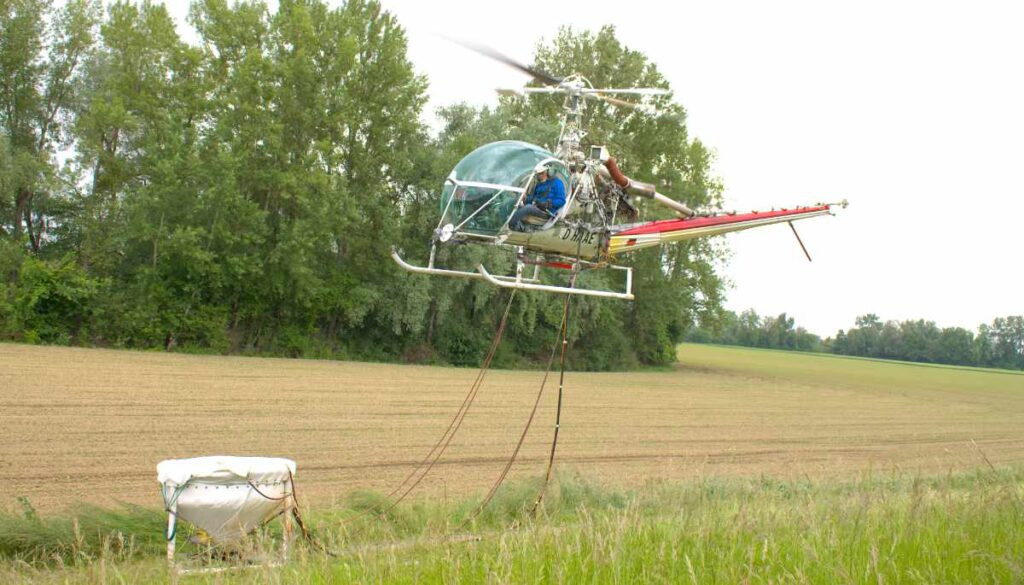 Ein Hubschrauber vom Typ Hiller hebt ab.