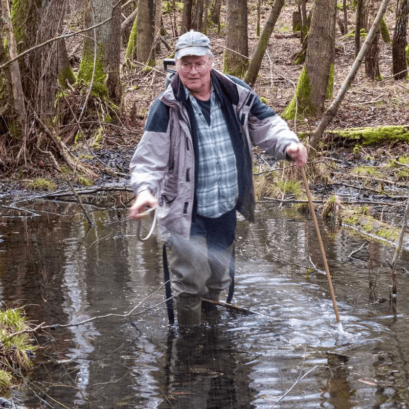 Ein animiertes Bild das abwechselnd die Handapplikation mit Rückenspritze und Handwurfgranulat sowie die Behandlung vom Helikopter aus zeigt.