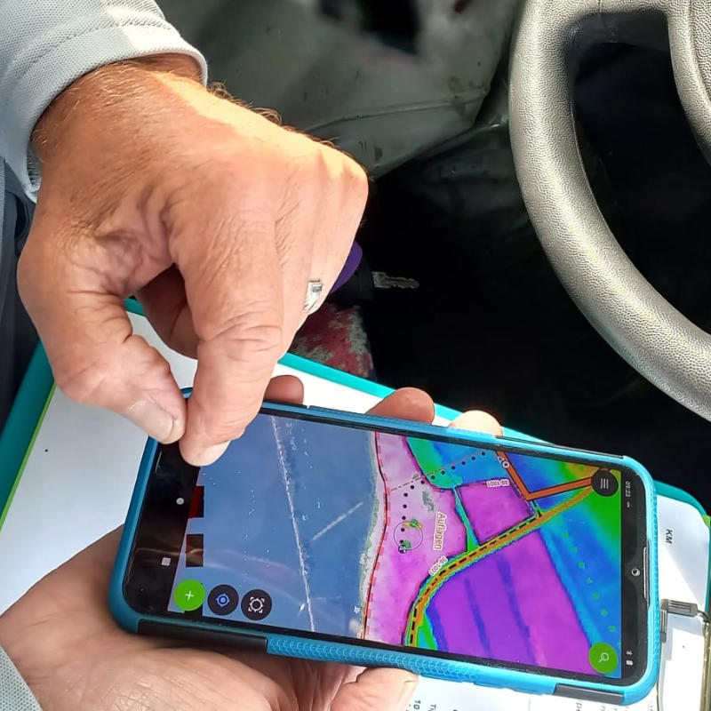Ein KABS-Mitarbeiter bedient die GIS-App auf seinem Smartphone.