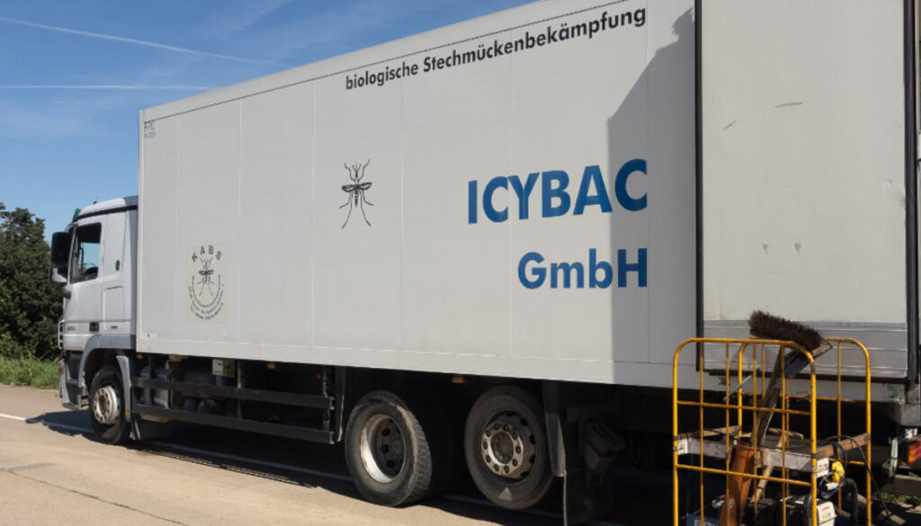 Ein LKW der ICYBAC steht am Landeplatz.