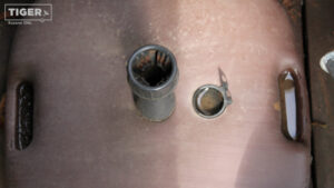 In einem Sonnenschirmfuß kann sich in mehreren Vertiefungen Wasser ansammeln.