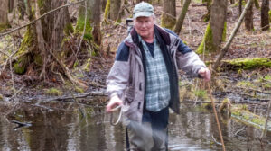 Ein KABS-Mitarbeiter appliziert Bti im Sumpfwald.