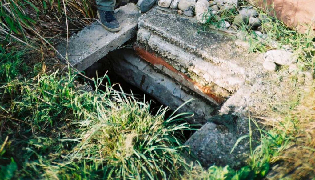 Eine Sickergrube im Garten.