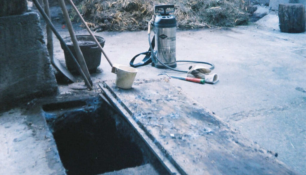 Eine Sickergrube wird behandelt.