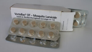 Eine Packung Vectobac DT mit Tabletten-Blistern.