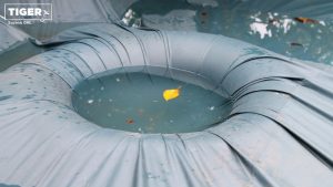 In einer Poolabdeckung steht Wasser.