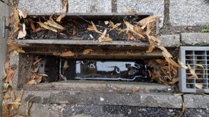 Stehendes Wasser in einer Ablaufrinne.