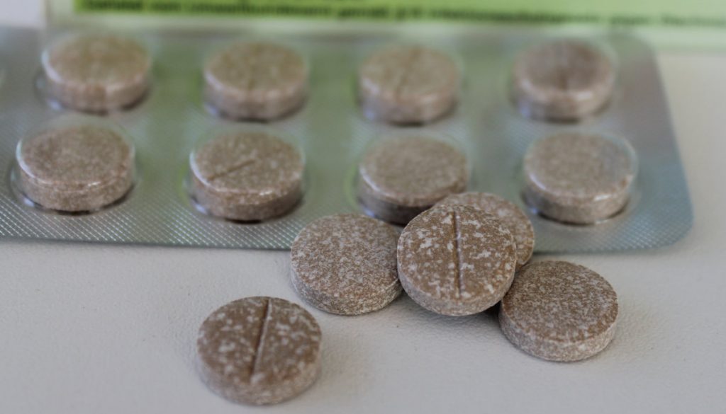 Mehrere Bti-Tabletten liegen vor einem Blister.