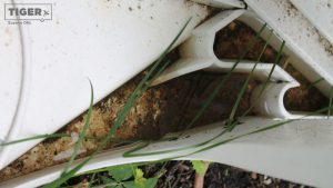 In dem umgedrehten Gartenmöbelstück steht Wasser.