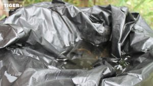 In den Falten einer Plastiktüte hat sich Wasser gesammelt.