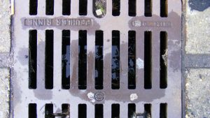 Ein Sinkkasten am Straßenrand.