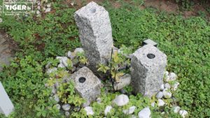 Ein Zierbrunnen mit unterirdischem Wasserspeicher.