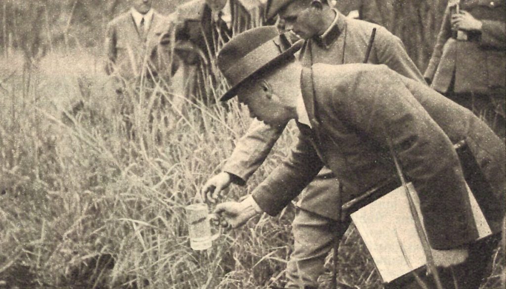 Eine Larvenprobennahme im Jahr 1933.