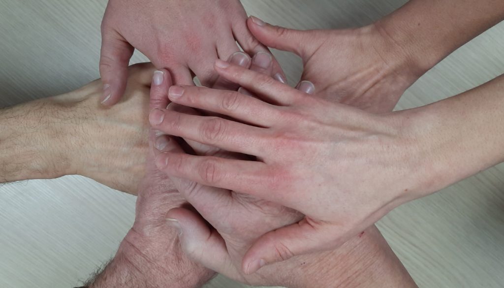 Übereinandergelegte Hände.